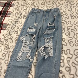 I’m selling these ripped jeans